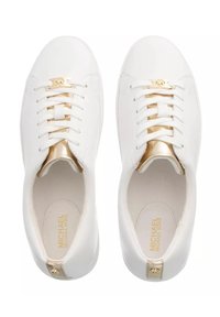 Sneakers albe din piele cu accente aurii, bot rotund, șireturi frontale, guler căptușit și detaliu cu logo pe toc. Textură netedă pe toată suprafața.