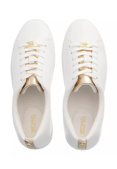 Baskets en cuir blanc avec des accents dorés, bout rond, lacées à l'avant, col rembourré et détail du logo sur le talon. Texture lisse sur toute la surface.