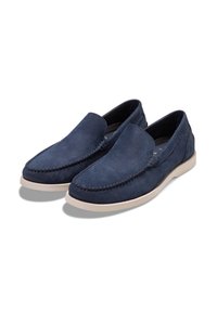 Scarpe slip-on in pelle blu navy con finitura testurizzata, dettagli cuciti attorno alla punta e suola in gomma bianca a contrasto.
