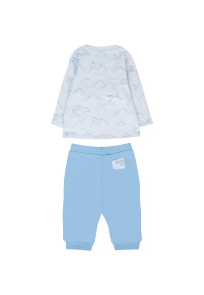 Completo in cotone a due pezzi composto da una maglietta a maniche lunghe di colore azzurro chiaro con motivi a nuvole e pantaloni blu con vita elasticizzata e dettaglio a toppa.