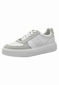 Baskets blanches avec des accents en suède gris, design à lacets, détails perforés et une épaisse semelle en caoutchouc blanche. Surface lisse et texturée.