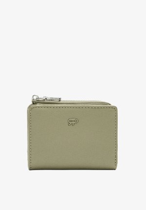 Mały portfel ze skóry w oliwkowej zieleni z przeszywanymi brzegami, srebrnym zamkiem błyskawicznym i wytłoczonym logo marki na środku przedniej strony.