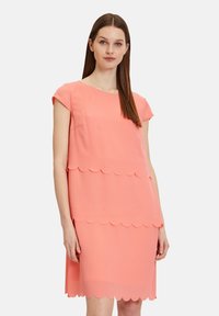Korallenrosa Kleid aus glattem Stoff, mit einem gewellten Saum und kurzen Ärmeln. Gerader Schnitt, knielanges Design.