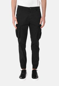 Pantaloni cargo neri con polsini elasticizzati, due tasche laterali e chiusura con bottone. Realizzati in tessuto resistente, con una vestibilità slim e una texture liscia.