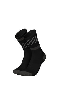 Schwarze Sportsocken mit einem strukturierten Design, das ein graues Zickzackmuster am oberen Rand sowie verstärkte Zehen- und Fersenbereiche aufweist.