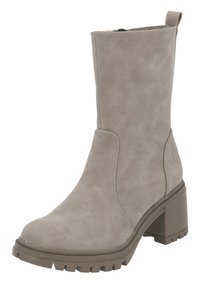 Botín de tobillo topo hecho de gamuza texturizada con un tacón grueso, suela de goma y costura lateral. Cuenta con una pestaña en la parte posterior para facilitar el calzado.