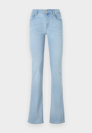 Jeans évasés bleu clair en denim, présentant une taille haute, cinq poches, un bouton à l'avant et des détails de couture minimaux.