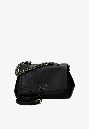 Borsa a tracolla nera in pelle con finitura testurizzata, tracolla in catena argentata, patta pieghevole e logo embossato sulla parte anteriore. Include una tracolla removibile.