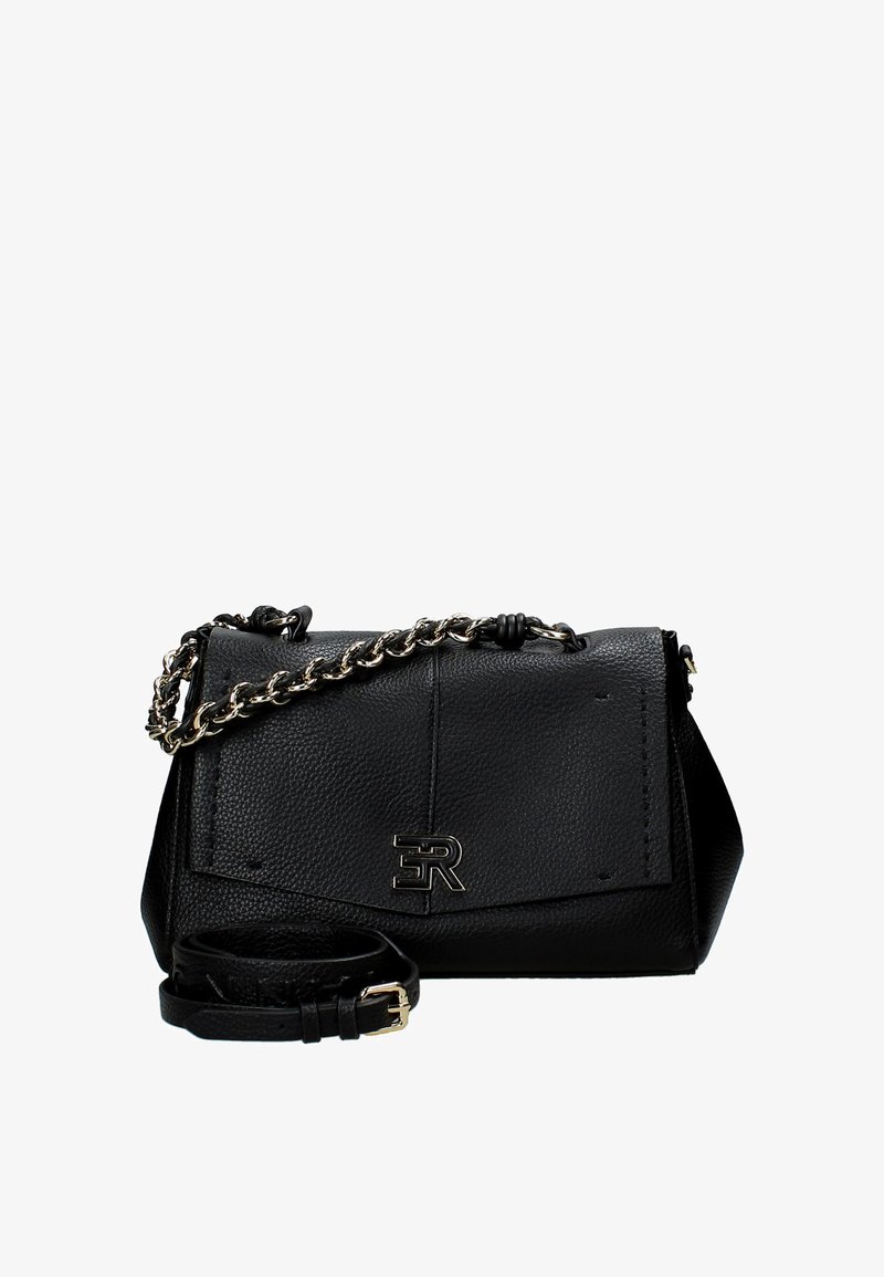 Borsa a tracolla nera in pelle con finitura testurizzata, tracolla in catena argentata, patta pieghevole e logo embossato sulla parte anteriore. Include una tracolla removibile.