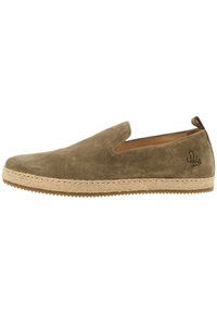 Ingesloten schoen van olijfgroen suede met een jute touwzool, voorzien van elastische zijpanelen en een klein trekbandje op de hiel.