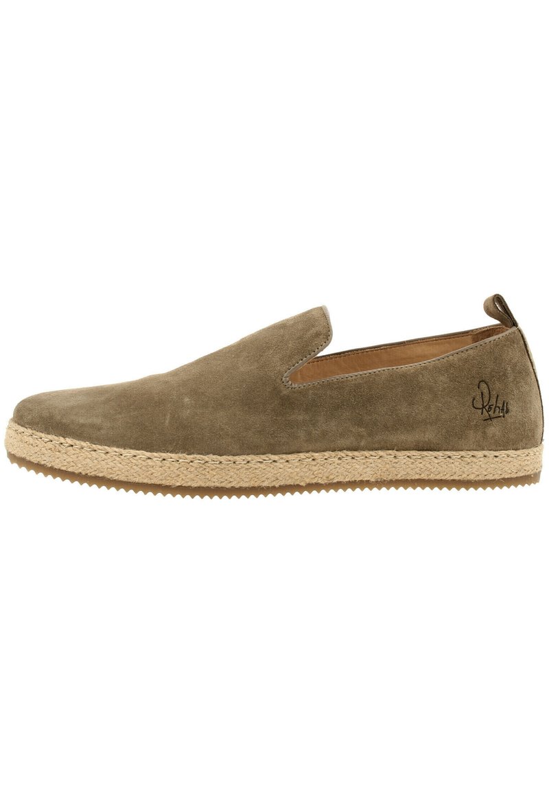 Ingesloten schoen van olijfgroen suede met een jute touwzool, voorzien van elastische zijpanelen en een klein trekbandje op de hiel.
