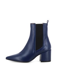 Bottine en cuir bleu marine avec bout pointu, talon épais et panneaux latéraux élastiques pour un enfilage facile. Texture lisse et design minimaliste.