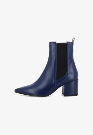 Marineblaue Leder-Stiefelette mit spitzer Zehe, klobigem Absatz und elastischen Seitenpaneelen für ein einfaches Anziehen. Glatte Textur und minimalistisches Design.