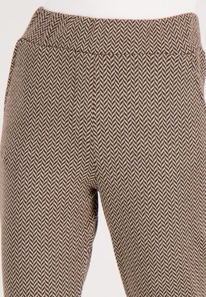 Bruine en crèmekleurige houndstooth-gepatenteerde broeken met een brede elastische tailleband en een gladde, gestructureerde stof.