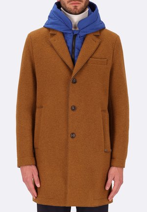 Cappotto in misto lana marrone con una vestibilità su misura, colletto a punta e chiusura con bottoni. Presenta un cappuccio trapuntato blu sottostante.