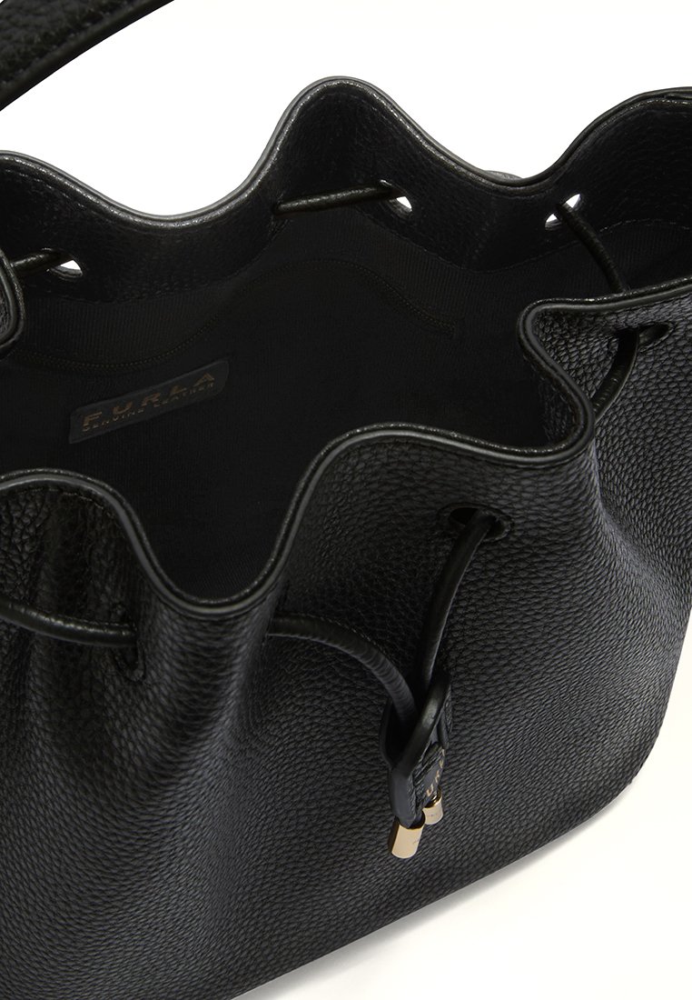 Borsa a secchiello in pelle nera con finitura testurizzata, apertura arricciata, chiusura con cordoncino e dettagli in metallo dorato. Interno non foderato.