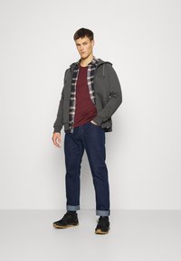 icebreaker MEN CREWE - Camisola de manga comprida - DARK BROWN