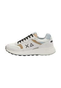 Sneaker sportive bianche con pannelli in suede e rete beige e grigi. Presentano un logo nero, lacci neri e una suola in gomma testurizzata.
