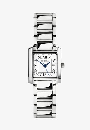 Montre en métal argenté avec un cadran rectangulaire, un cadran blanc, des aiguilles bleues et des chiffres romains. Présente un design de bracelet à maillons avec une finition brillante.
