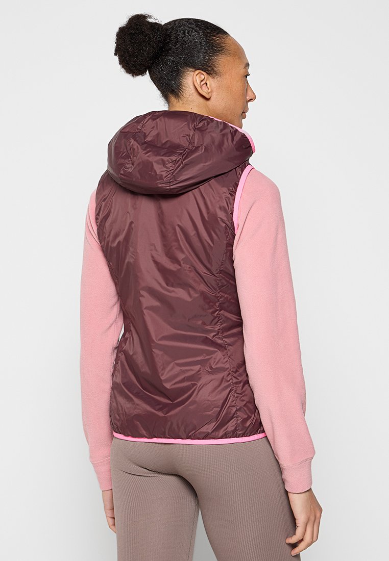 Bordeauxfarbene ärmellose Weste mit Kapuze und pinken Akzenten. Hergestellt aus einem glatten, glänzenden Material, mit einer figurbetonten Passform.