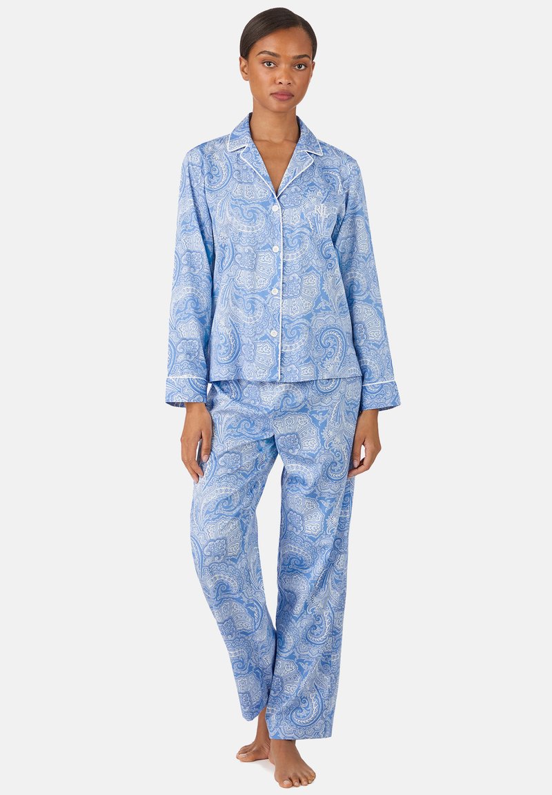 Ensemble de pyjama imprimé paisley bleu en tissu doux, avec manches longues, top à boutons et pantalon ample à la silhouette décontractée.