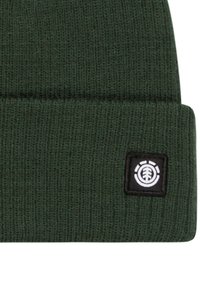Groene gebreide beanie met een ribbelstructuur, voorzien van een zwart vierkant label met een wit logo in de rechterbenedenhoek.
