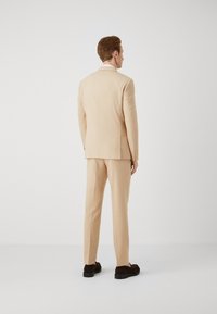 Isaac Dewhirst THE FASHION SUIT SET - Completo - camel