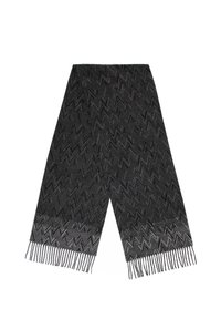 Sciarpa a righe zigzag nera e grigia realizzata in tessuto morbido, con bordi frangiati e un design elegante e allungato.