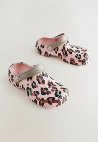 Ružové dreváky s leopardím vzorom v čiernej a koralovej farbe, s šedým popruhom a ventilačnými otvormi po stranách.