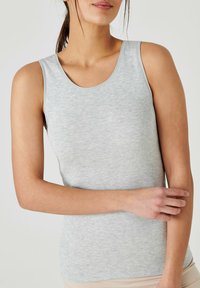 Grijze mouwloze tanktop, gemaakt van zachte katoenmixstof, heeft een ronde halslijn en een gladde textuur met minimale stikseldetails.