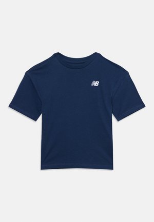 T-shirt bleu marine à manches courtes avec col rond et petit logo blanc New Balance sur la poitrine gauche.