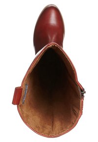 Botte en cuir rouge avec un extérieur lisse et une doublure en fausse fourrure marron. Elle dispose d'une fermeture éclair latérale et d'un bout arrondi. L'intérieur a une texture douce.