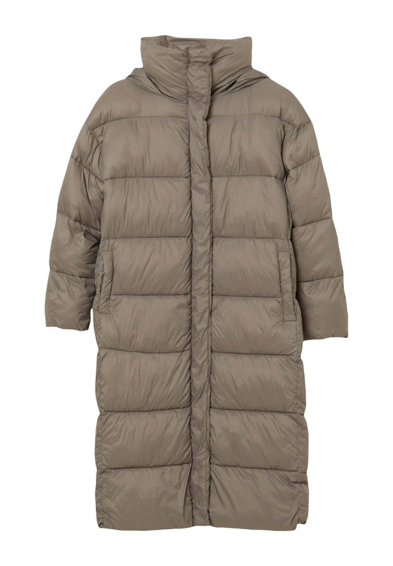 Longo cappotto imbottito di colore marrone tenue. Presenta sezioni a trapunta orizzontale, un colletto alto e tasche laterali. Realizzato in materiale leggero e lucido.