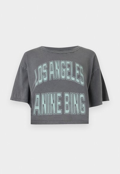 Σκούρο γκρι κοντό μπλουζάκι με εκτύπωση "LOS ANGELES" και "ANINE BING" με μεγάλα ανοιχτόμπλε γράμματα με περίγραμμα.