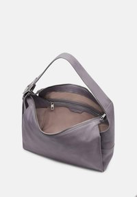 Lederumhängetasche in helllila. Verfügt über ein Reißverschluss-Hauptfach und eine innere Reißverschlusstasche. Glatte Textur und breiter Tragegurt.