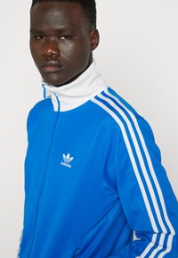 adidas Originals Majica s kapuljačom i patentnim zatvaračem - blue bird/white
