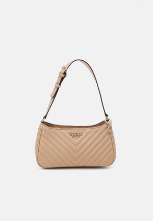Bolso de hombro acolchado beige con un logo dorado, correa ajustable y detalles en negro, que presenta una textura suave y un patrón de espiga.