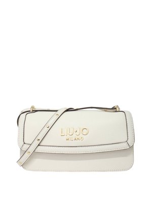 Bolso bandolera de cuero blanco con herrajes dorados, que presenta un logotipo, cierre con solapa y correa ajustable. Textura suave y forma rectangular.