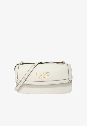 Sac bandoulière en cuir blanc avec quincaillerie dorée, comportant un logo, une fermeture à rabat et une sangle réglable. Texture lisse et forme rectangulaire.