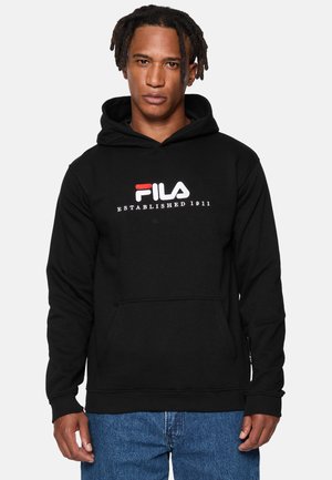 Felpa nera in misto cotone con tasca frontale. Presenta il logo "Fila" ricamato in bianco e rosso e il testo "Established 1911".