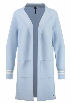 Cardigan long bleu clair à devant ouvert avec deux poches avant et des rayures blanches aux poignets des manches.