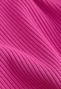 Fuchsia ribbet stof med et struktureret mønster, der viser lodrette striber og et blødt, strækbart udseende.