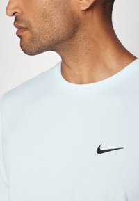 Nike Performance HYVERSE - T-Shirt sport - glacier blue/black