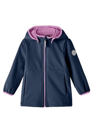 Granatowa kurtka softshell z różowym kapturem pokrytym polarem, z zamkiem błyskawicznym z przodu i dwiema bocznymi kieszeniami. Posiada elastyczne mankiety i okrągłą naszywkę z logo.