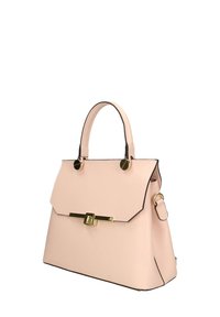 Borsa a mano in pelle rosa con forma strutturata, hardware dorato, patta frontale piatta e bordi neri a contrasto. Presenta un manico corto e una tracolla removibile.