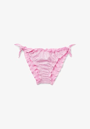 Parte inferior de bikini rosa claro con ataduras laterales y bordes fruncidos, con un patrón de tejido brillante y texturizado.