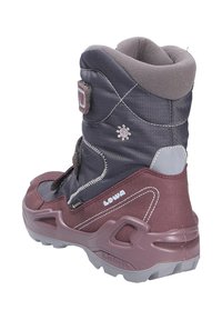 Winterlaarzen in donkergrijs en bordeauxrood met een gestructureerde nylon buitenkant. Kenmerken zijn onder andere een sneeuwvloklogo, verstelbare banden en een rubberen zool.