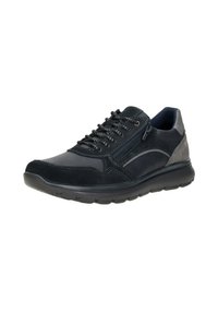 Zwarte sportieve schoen met een mix van leer en suedine, vetersluiting, gevoerde kraag en een gestructureerde rubberen zool. Inclusief ritsdetail.