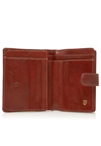 Cartera de cuero marrón con múltiples espacios para tarjetas y un cierre a presión. Textura suave con costuras en contraste y un pequeño detalle de logotipo metálico.
