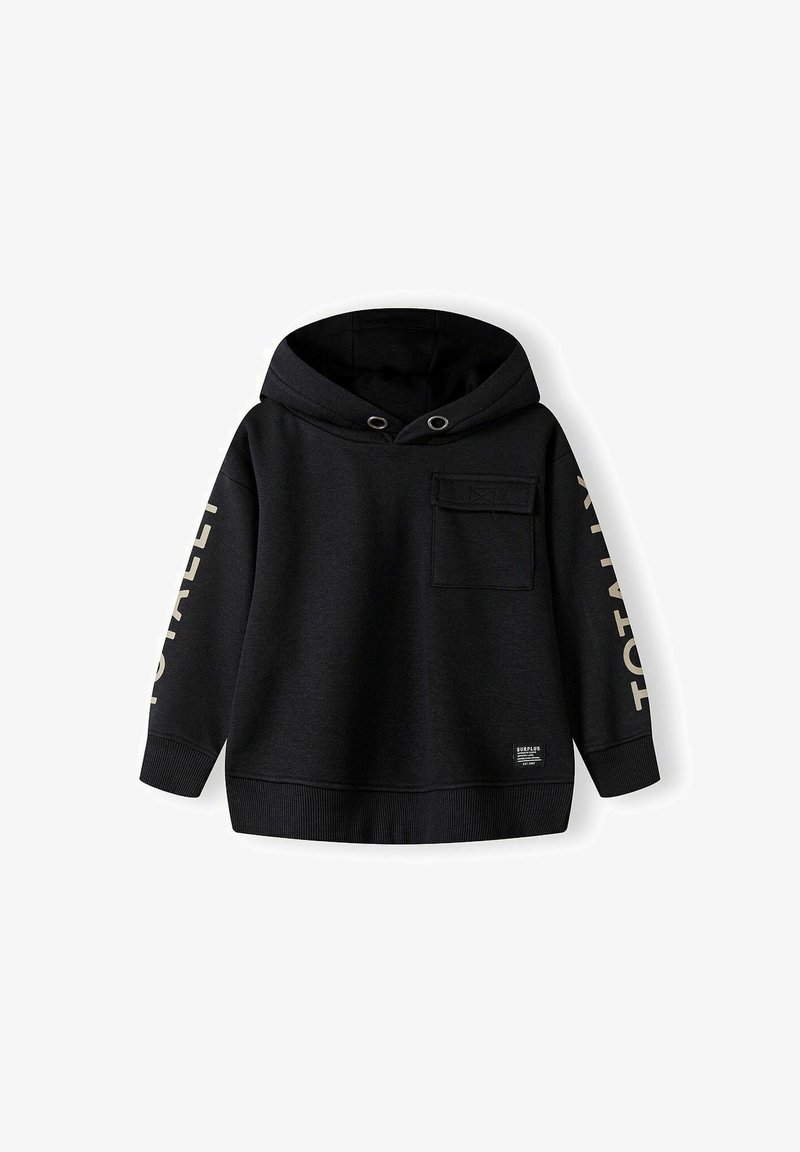 Sweat à capuche noir avec poche avant, poignets côtelés et inscription "TOTALLY" en beige sur les deux manches.